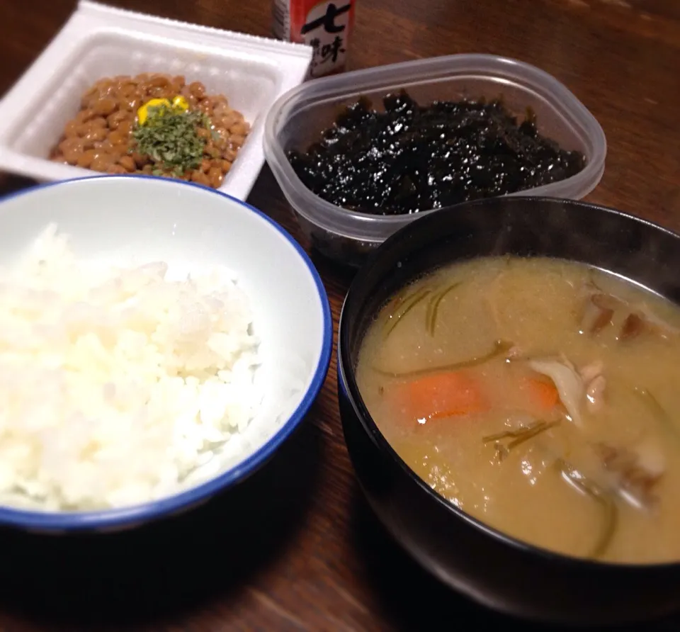 朝ごはん 豚汁 納豆 わかめ佃煮 白飯|ぽんたさん