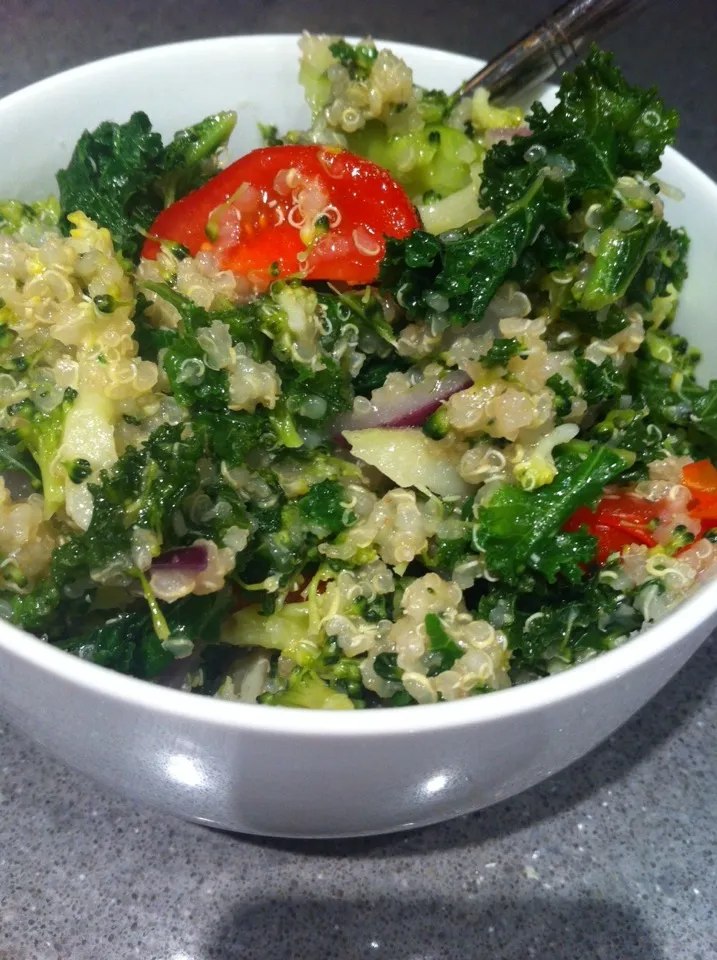 Quinoa with red onions, kale, broccoli and tomatoes with coconut oil added|🍓Jolejo🍓さん