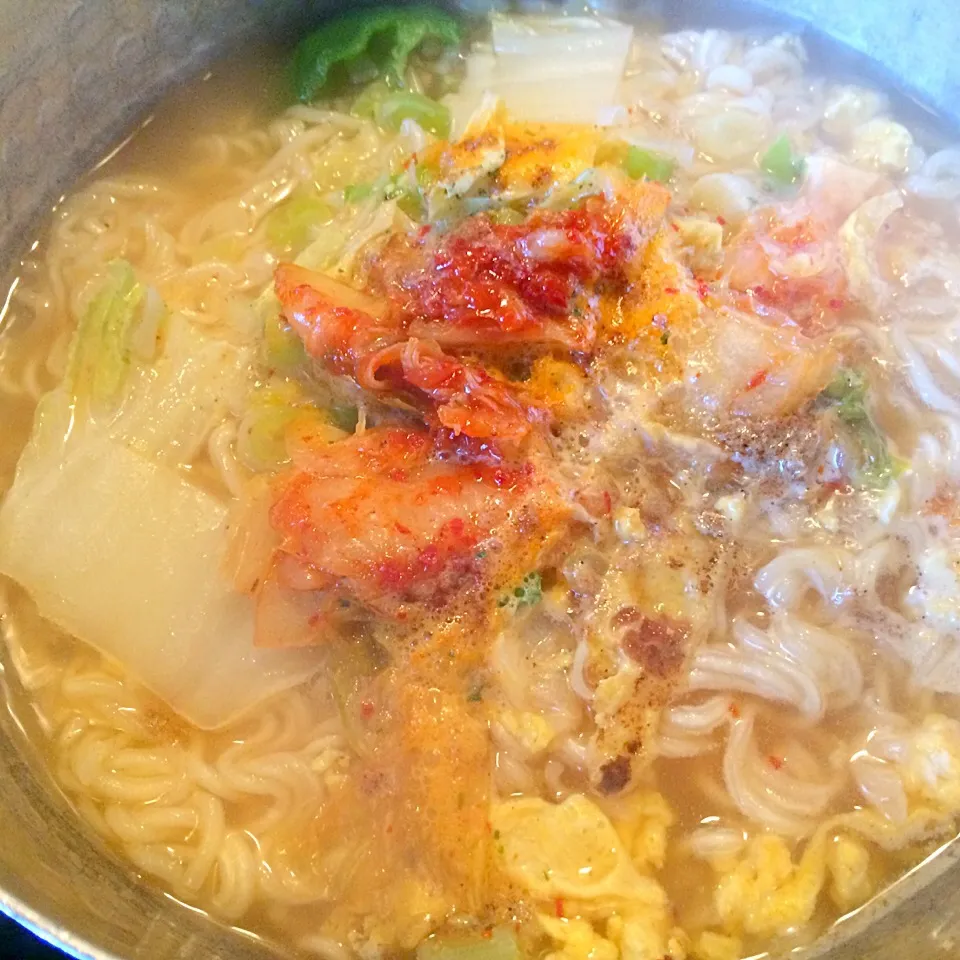 インスタントラーメンに(豚骨)    キムチを入れてみた。                ネギ、ピーマン、白菜、卵焼きも入ってます。ポカポカっ|ななよさん