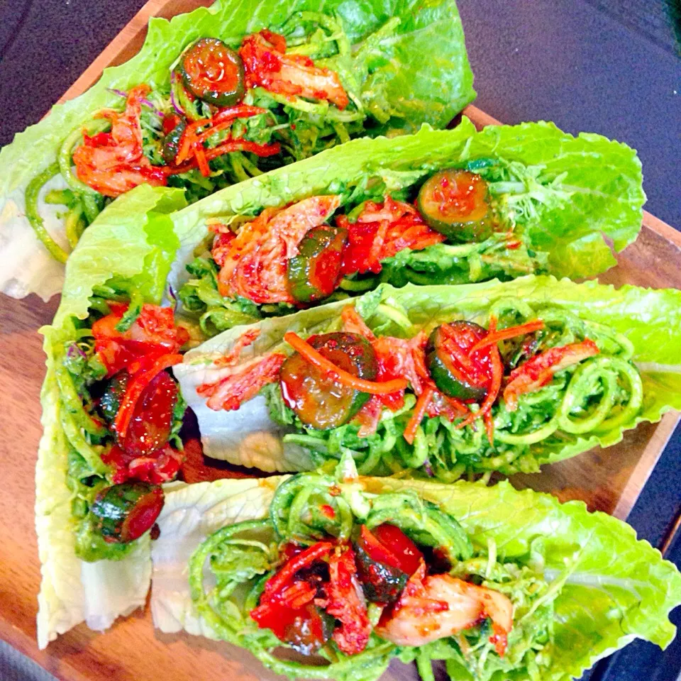 Lettuce boat with pesto Zoodles and homemade kimchi|Taeja Kuさん