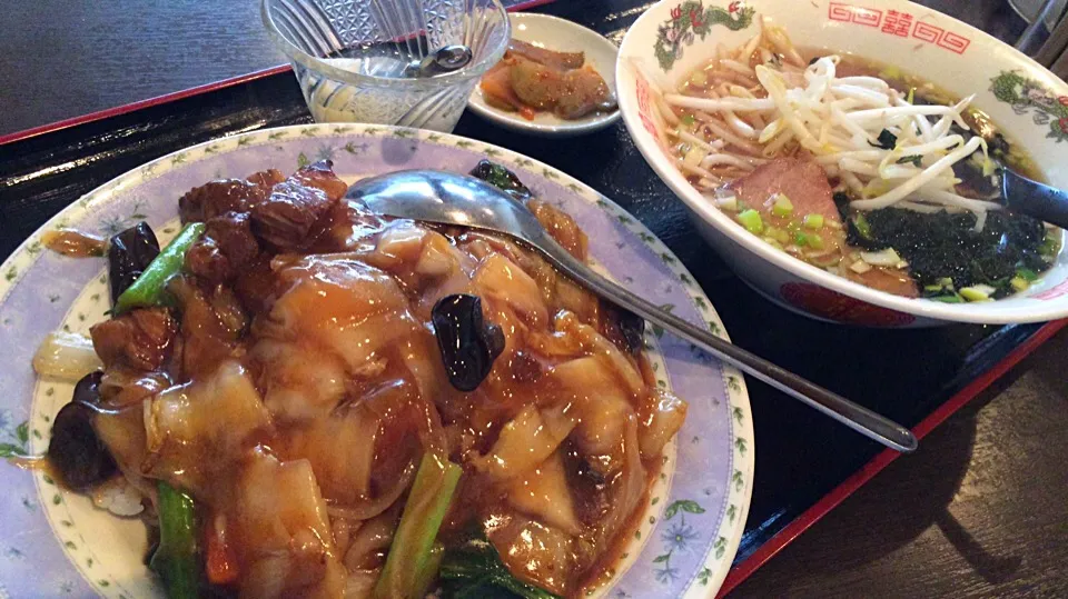 Snapdishの料理写真:【日替定食】豚角煮丼と小ラーメンを頂きました。|momongatomoさん