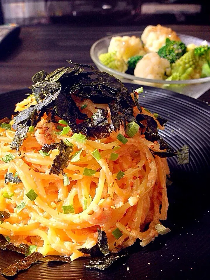 ⭐️明太マヨパスタ にんにく風味 ⭐️野菜サラダ バジルドレッシング|よっちぃさん