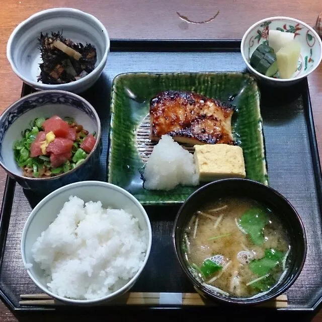 マグロの西京焼き。
とってもおいしかったです！
小鉢は中トロざく切り納豆とひじきの梅煮。
お味噌汁はあら汁。
ご馳走様でした！|akemi🐝さん