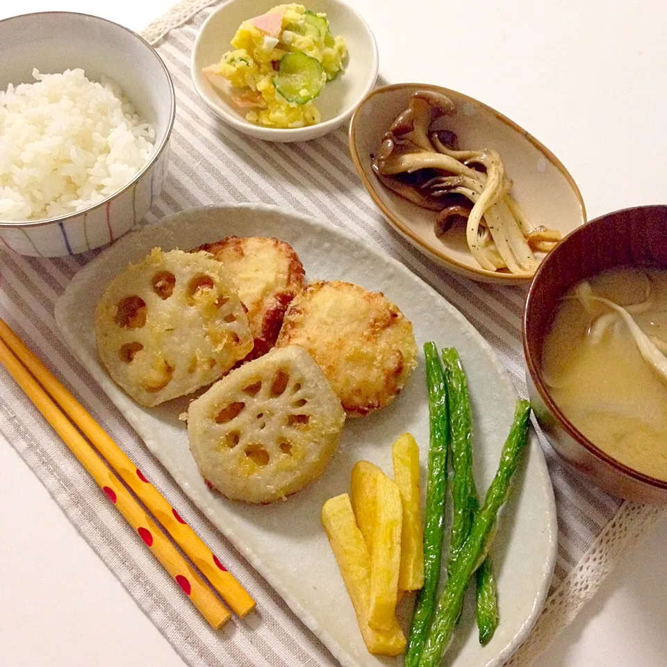 れんこんのつくね載せ揚げ・野菜の素揚げ・ポテトサラダ・舞茸のバター醤油炒め・お味噌汁(玉ねぎ×舞茸)|Accaさん