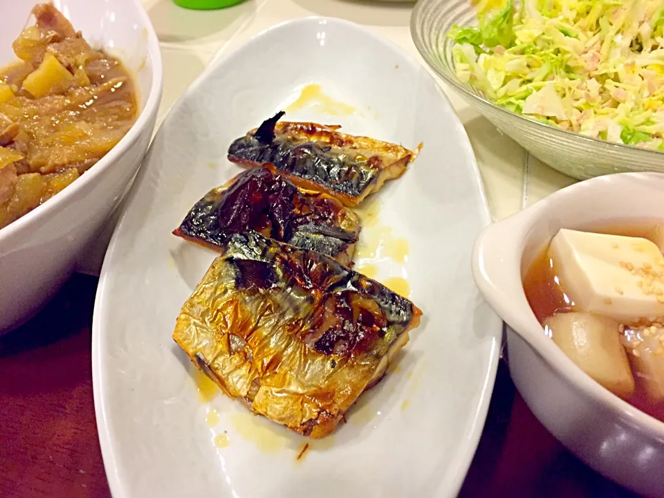 Snapdishの料理写真:塩サバ、麩豆腐、キャベツツナ和え、肉じゃが風🎵|Konohaさん