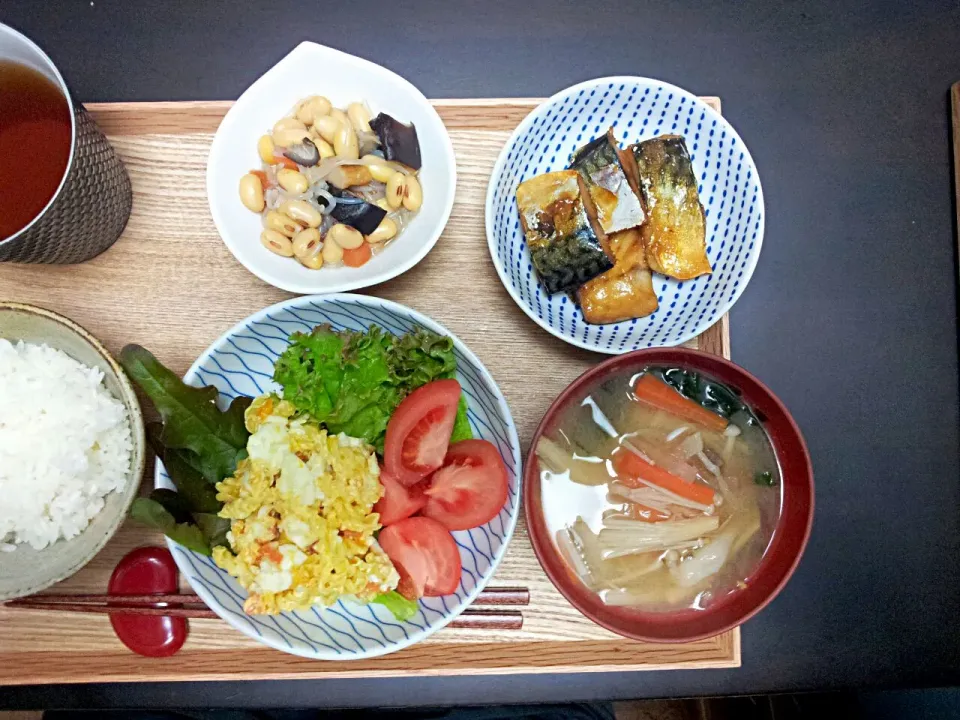 トマトとマカロニサラダ、しお鯖の甘辛煮、大豆の煮物|けむまきさん