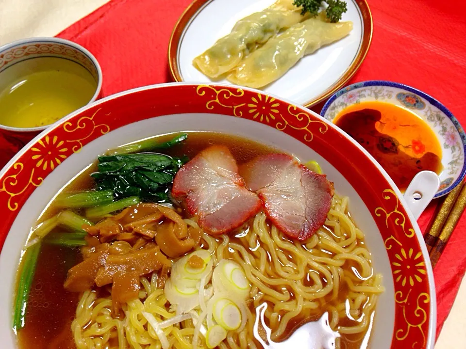 Snapdishの料理写真:20150202昼食。ラーメンは北海道の菊水の麺に、横浜中華街の同發のチャーシュー、ほうれん草とメンマと長ネギも添えて。今朝届いた横浜中華街聘珍楼のニラ巻き餃子。お茶は桂花烏龍茶。|Keiko Moritaさん