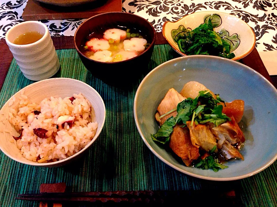 タコ飯,ブリ大根，菊菜のおひたし，お味噌汁|ryotaママさん