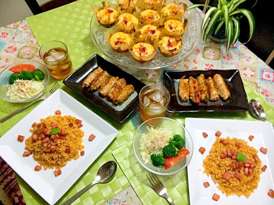 Spanish rice with rolled vegetables pork and mix veggie salad dessert orange strawberry muffin enjoy your dinner everyone 😊😋🙏 let's dig in ~~~|Babyluv Cabrera Ocampoさん