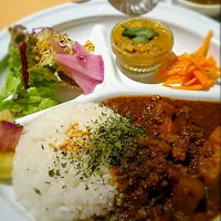 里芋となめこのあっさりカリー
えのきと鶏ひき肉、レンズ豆のカリー
スパイシーキーマカレー
人参クミンマリネ
大根のアチャール
塩麹ドレッシングサラダ(ｺﾘｱﾝﾀﾞｰﾅｯﾂがけ)|Izumi Sanoさん