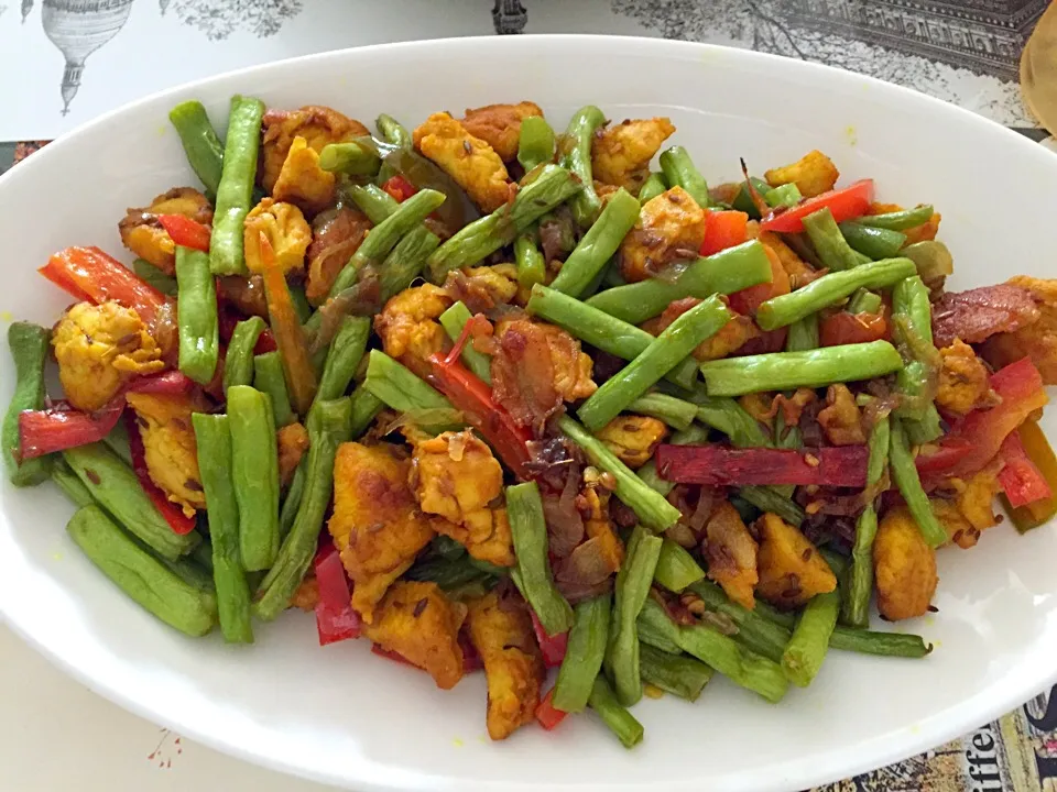 Tumeric chicken cooked with a mix of longbeans & capsicum|Ismahan Khanさん