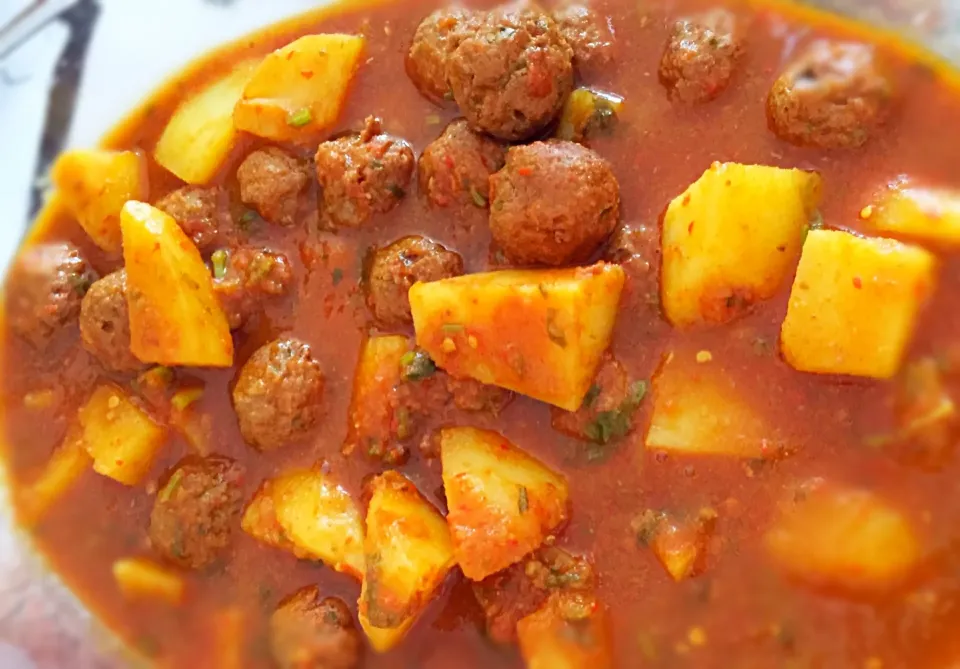 Marinated mince beef meatballs cooked with potatoes & tomato + chilly gravy|Ismahan Khanさん