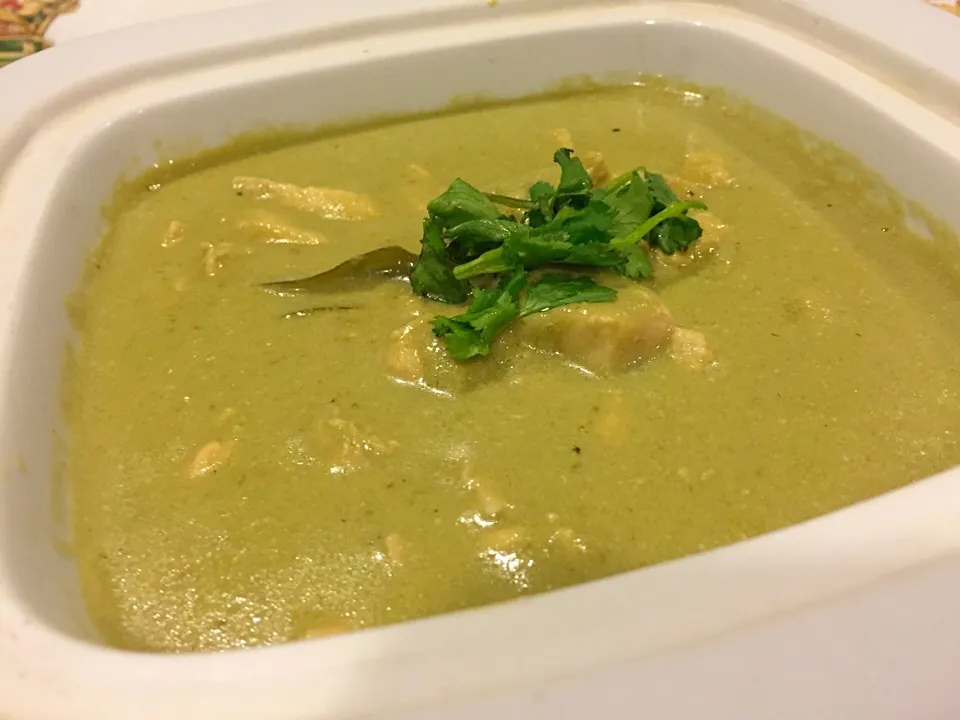 Snapdishの料理写真:Thai Green Curry Chicken|Ismahan Khanさん