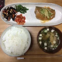 Snapdishの料理写真:鯖の味噌煮定食|MIDORIさん