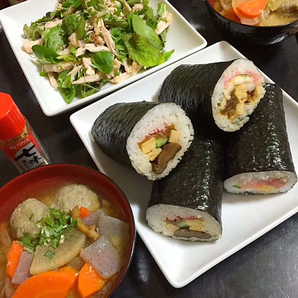 今日の晩ご飯は、恵方巻、いわしのつみれ汁、ベビーリーフとスプラウトのチキンサラダ。|ゆえさん