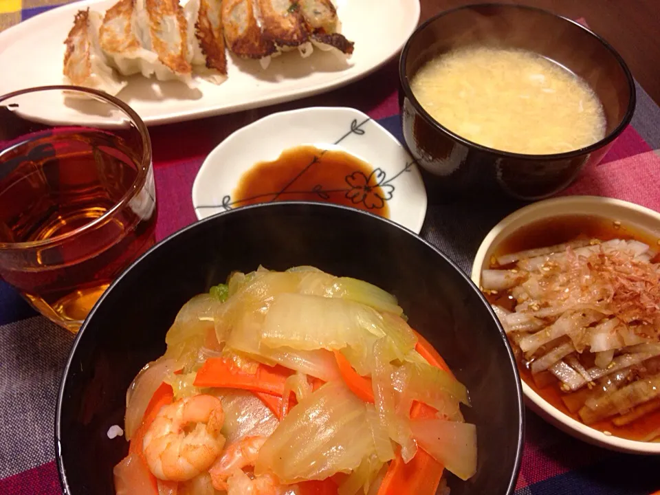 Snapdishの料理写真:晩ご飯、中華丼、大根サラダ、餃子、玉子スープ|hatsuhoさん