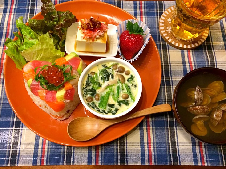 キラキラちらし寿司  ほうれん草としめじの茶碗蒸し アサリのお吸い物  桜海老豆腐 サラダ イチゴ|haseseさん