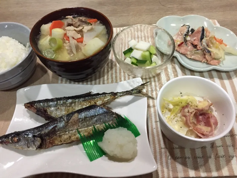 Snapdishの料理写真:秋刀魚の塩焼き・豚汁・ベーコンと白菜のミルクチーズ煮・長芋とキュウリ酢の物・鮭の飯寿司|まーままさん