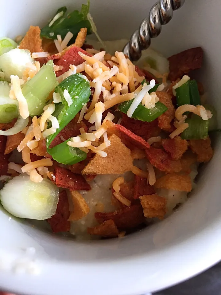 Grits with Colby Jack cheese, crumbled veggie bacon, green onions|Dara Braddockさん