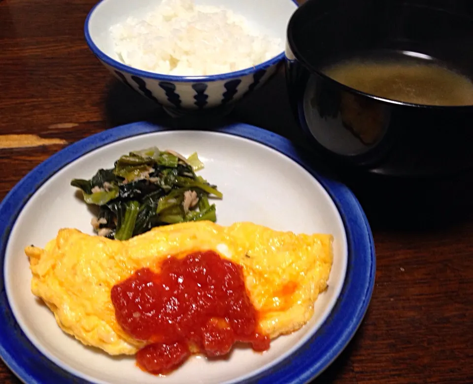 朝ごはん オムレツトマトソース 小松菜とツナの煮浸し とろろ昆布味噌汁|ぽんたさん