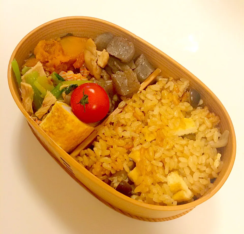 Snapdishの料理写真:今日のお弁当！しめじと油揚げの炊き込みゴハン、鶏肉と蒟蒻のニンニク黒胡椒煮込み、かぼちゃの煮物、ターサイとツナの胡麻和え、卵焼きd(ﾟεﾟ*)|mamigoさん