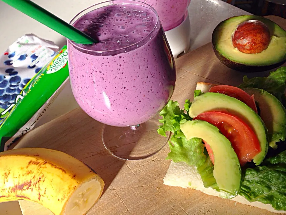 Blueberry smoothie with avocado sandwich|viviさん