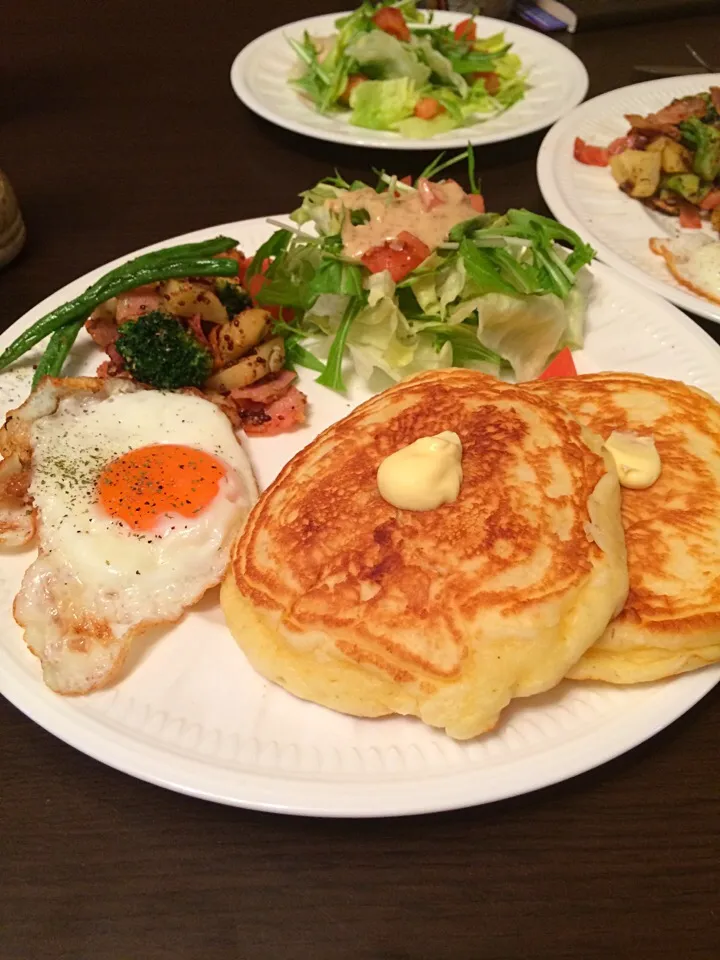 カリカリベーコンとポテトのマスタードソテーとサラダと目玉焼きとバターミルクパンケーキブランチ|maracataさん