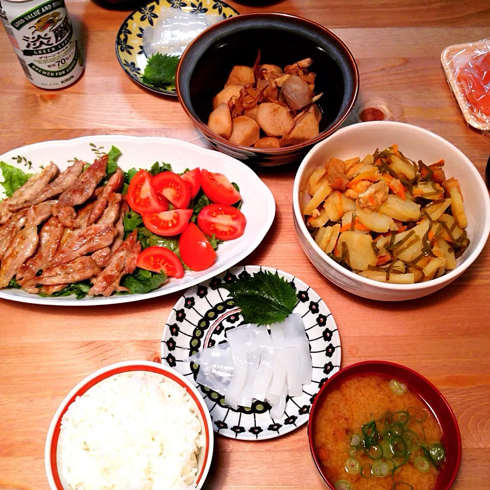 Snapdishの料理写真:お家ご飯☆2月2日（月） #せせりの塩胡椒焼き#イカのお刺身#下足と里芋の煮物#ジャガイモと揚げと昆布の煮物#なめこ汁|Ayaka♡0426さん