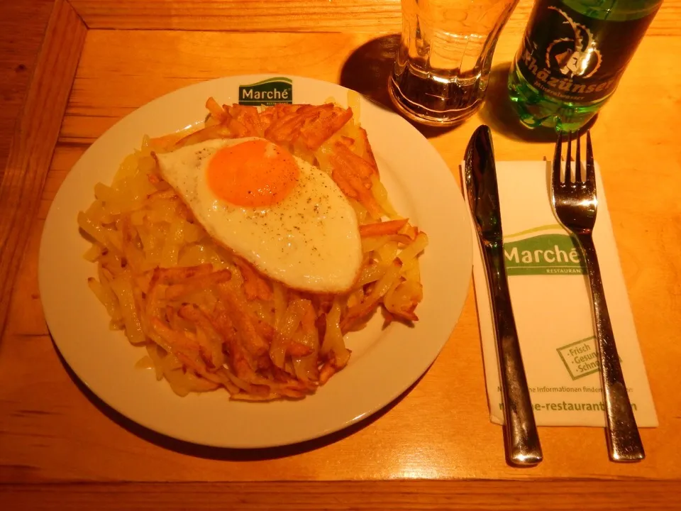 Rösti with fried egg sunny side up.|Craig Colemanさん