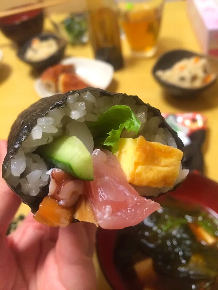 Snapdishの料理写真:スーパーの恵方巻き、わかめと豆腐のお味噌汁、おから煮、ちくわ、ほうれん草のおひたし。|liccaさん