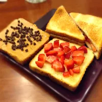 Chocolate chip peanut butter and strawberry sandwich|Alexis Williamsonさん