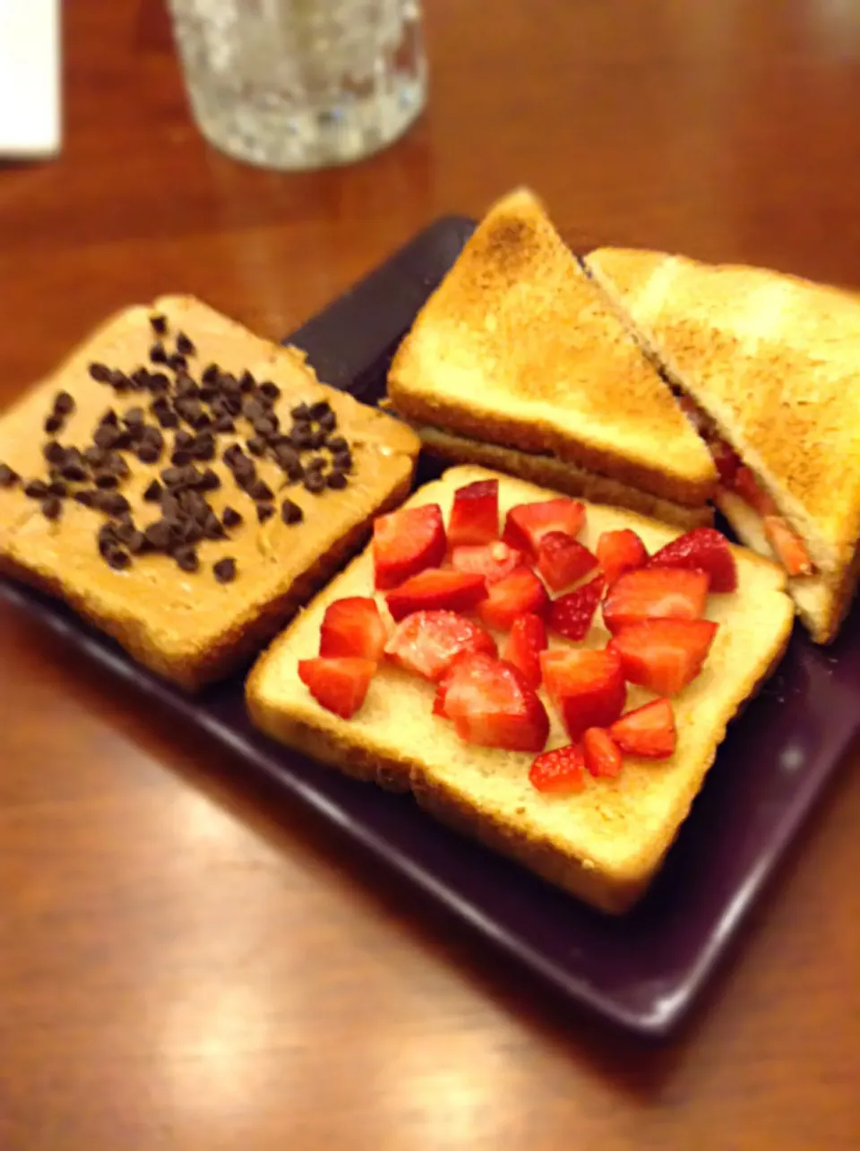 Chocolate chip peanut butter and strawberry sandwich|Alexis Williamsonさん