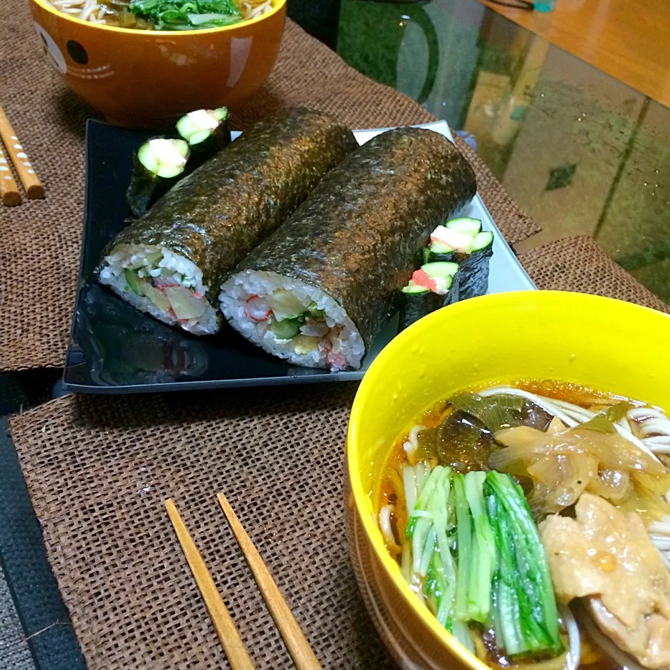 なんちゃって恵方巻き(カニカマ、キュウリ、ゴーダチーズ、水菜、玉子、ゴボウのたらこ和えサラダ、鶏玉ねぎサラダ)、節分蕎麦|Snack PIYOさん