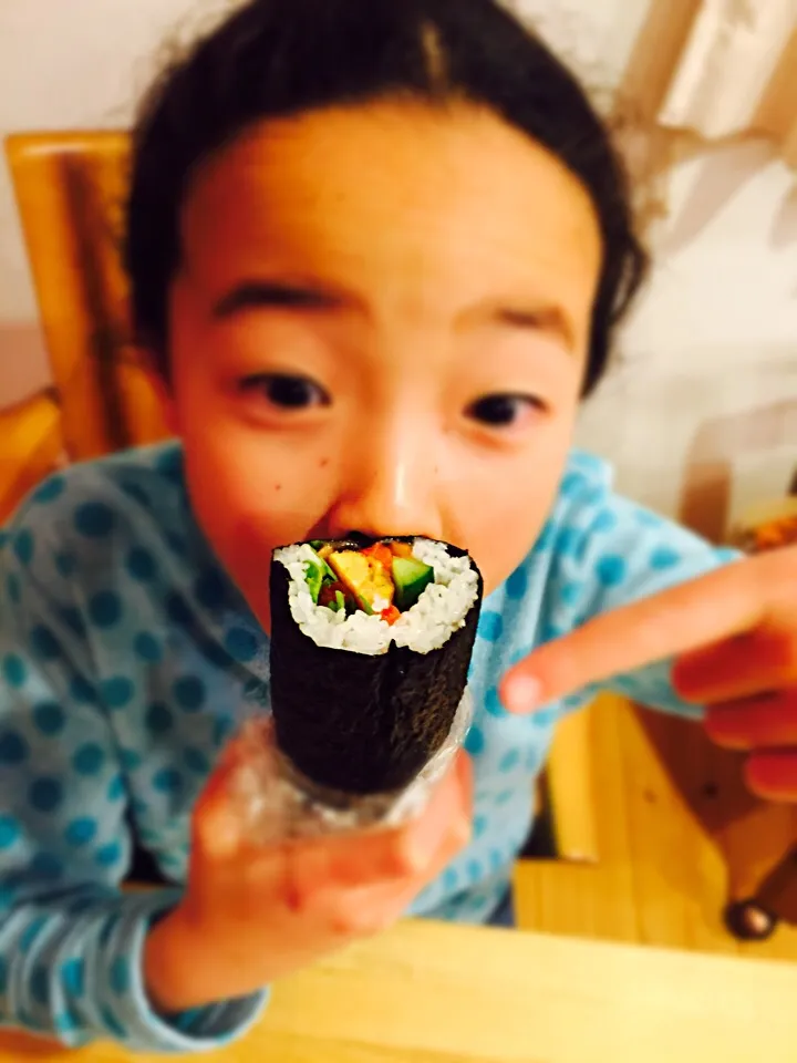 Snapdishの料理写真:恵方巻  いくら、サーモン、菜っ葉、きゅうり、厚焼き卵、納豆|myusicさん