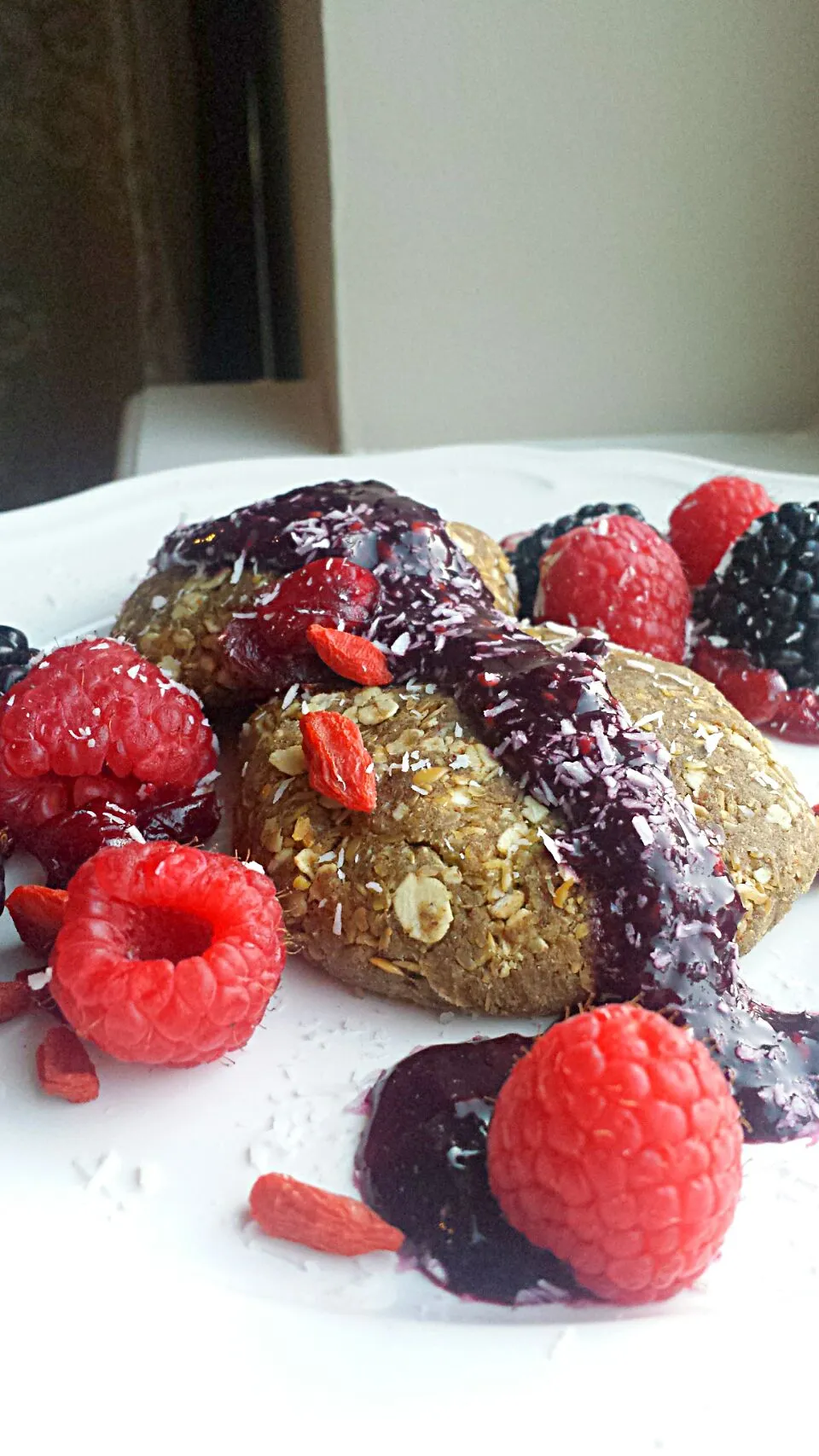 Vega One Raw Chai  Pancakes with Berries and a Raw Blueberry sauce.  #vegan #Raw #rawfood #whatveganseat #instafood #yogamind #yoga #purefood @setthetablewithlo|lisaさん