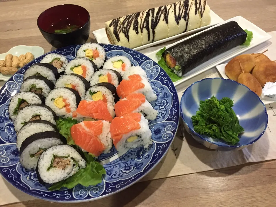 節分〜恵方巻き・サーモン巻き2種・ハンバーグ巻き・菜の花お浸し・舞茸と菜の花のお吸い物・アメリカンドッグ・ロールケーキ・イワシ丸干し(並べ忘れ)|まーままさん