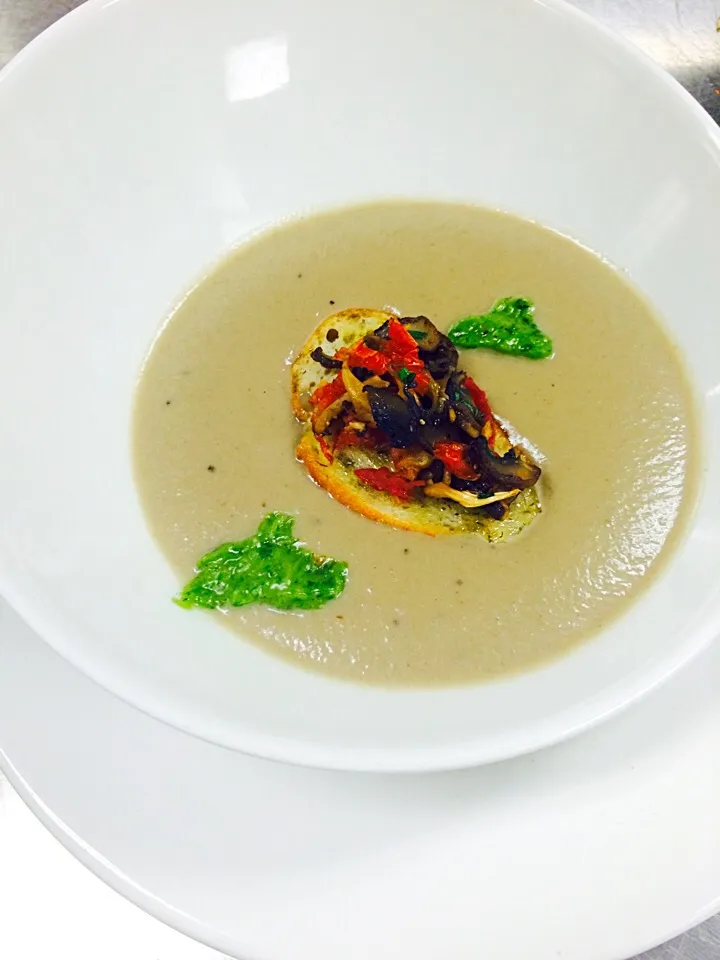 Mushroom bisque garnished with a roasted mushroom and sundried tomatoes crostini|Milka Papricaさん