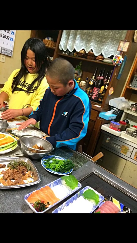 Snapdishの料理写真:せんちゃん、かなっぺの太巻き寿司|Shizuka Horiさん