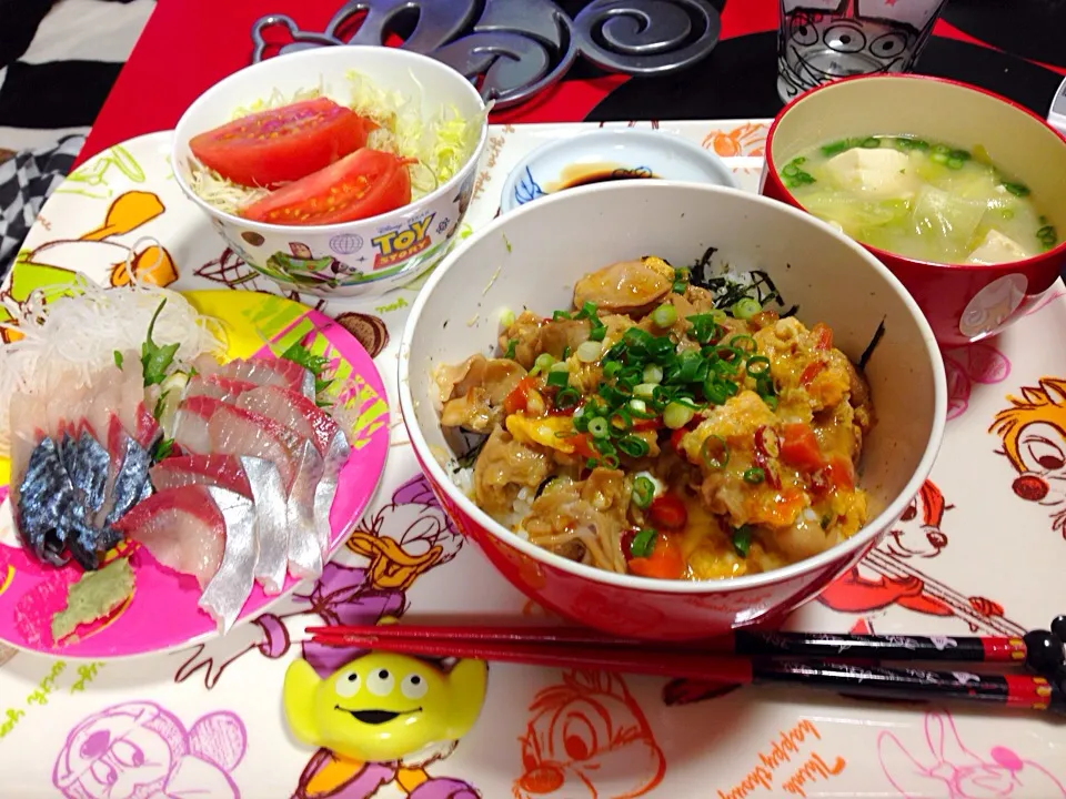 Snapdishの料理写真:おやこどんはーぶさばとまときゃべつさらだとうふときゃべつのみそしる|ミッキーまうすさん