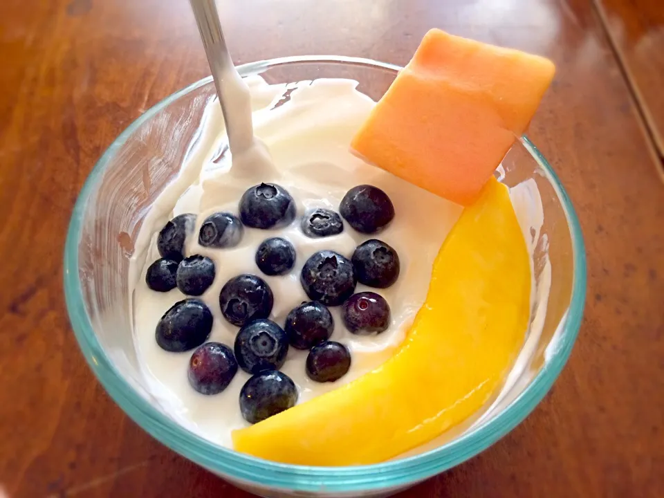 Snapdishの料理写真:Greek yogurt with blueberries, melon and mango🌸|Sweet and Prettyさん