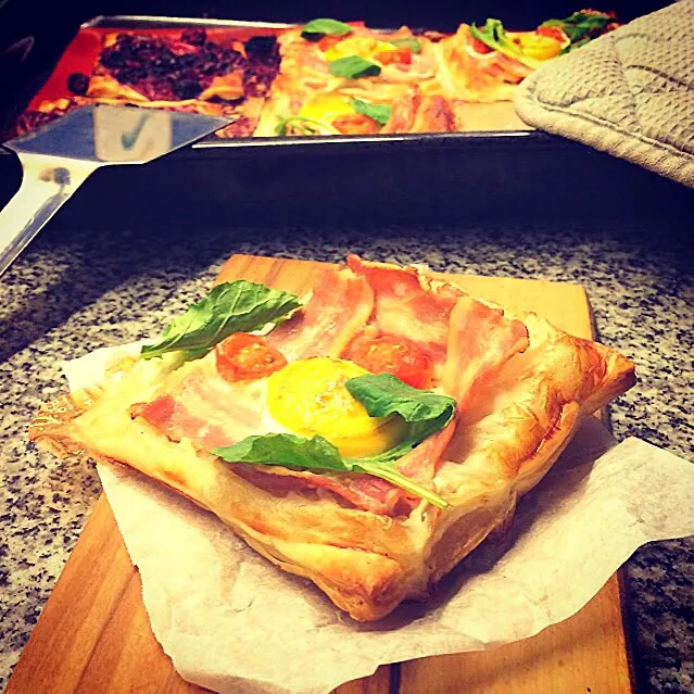 Breakfast puff pastry squares with bacon and egg.  朝ごはんに、ベーコンと卵の簡単パイ|Yuka Nakataさん