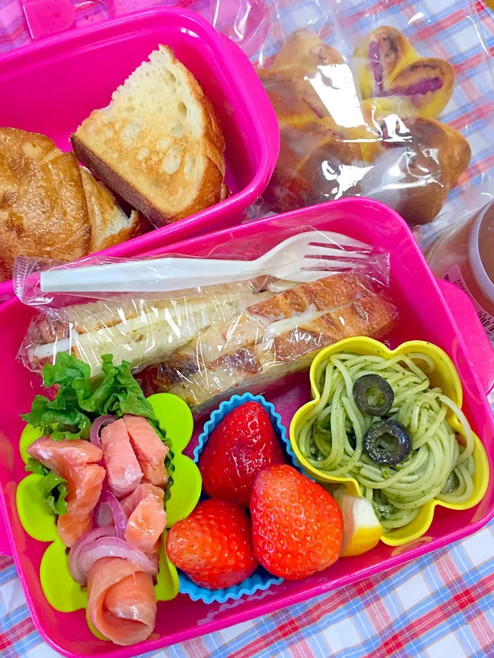 サーモンマリネとバジルパスタを添えて♡メゾンカイザーのパン弁当(⊹＾◡＾)ノo.♡ﾟ｡*|Blueberry🫐さん