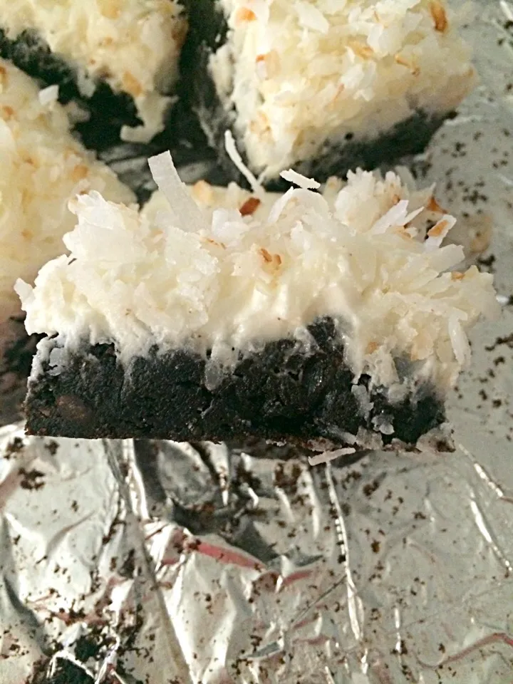 Dark chocolate brownie with whipped coconut icing|Lisa Nelsonさん