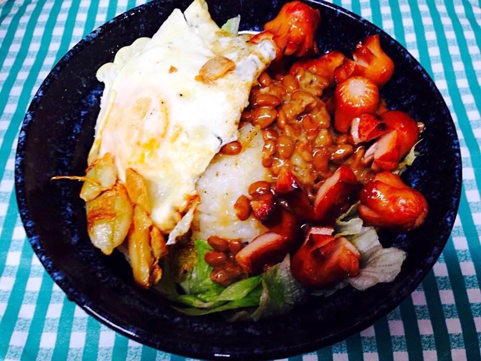 Snapdishの料理写真:Natto Donburi ... Egg,garlic,rice,natto and lettuce|Deana/Akinaさん