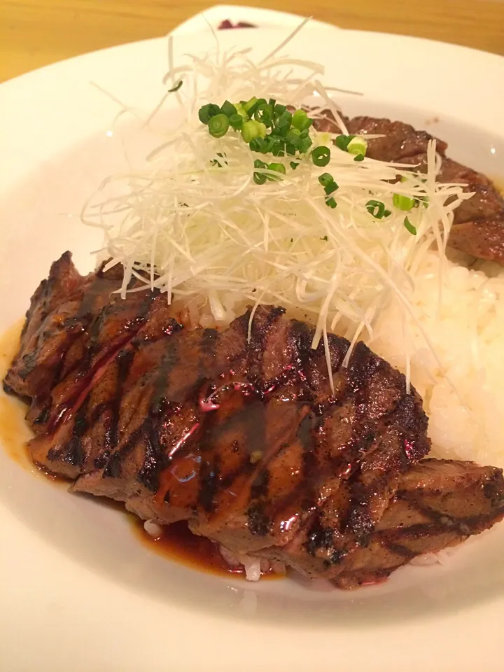 ステーキ丼。エバラの焼肉のたれの味。|liccaさん