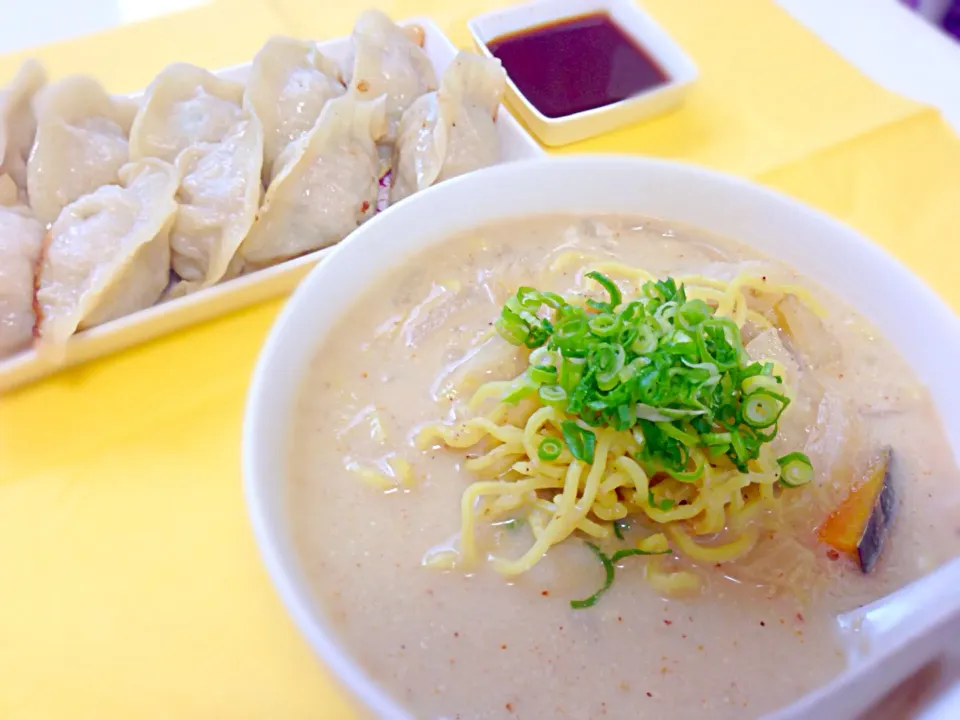 さくらさんの料理 もやしと豚バラのこくうまゴマ味噌スープ◡̈♥︎でラーメン餃子セット♡|maipuさん