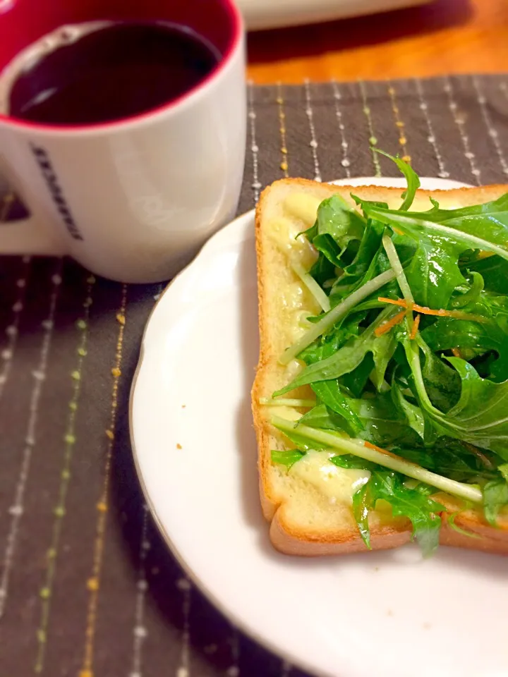 Snapdishの料理写真:アンチョビバターのサラダトースト|mieさん