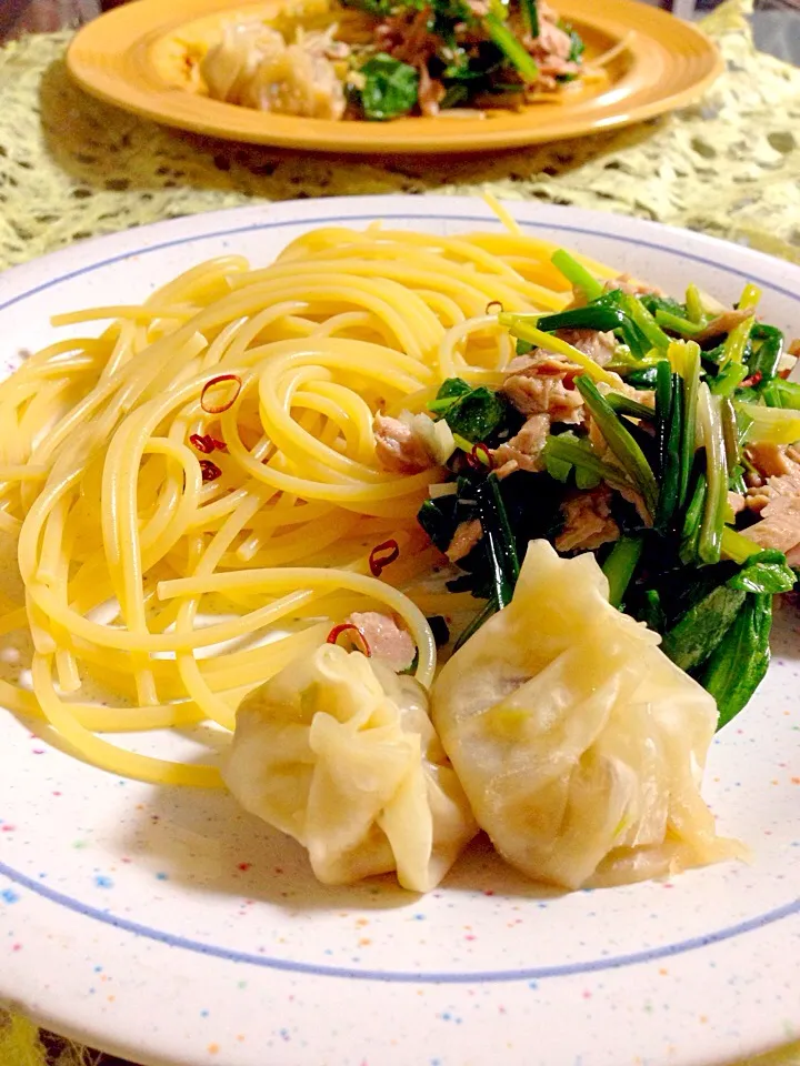 厚揚げのチャーシューふうがひき肉がわりの、餃子の皮で小籠包。ゼラチン固めてジューシーさは😆ほんもの。サラダカブの葉、エシャロットとツナのガーリックスパ。|Kumi_loveさん