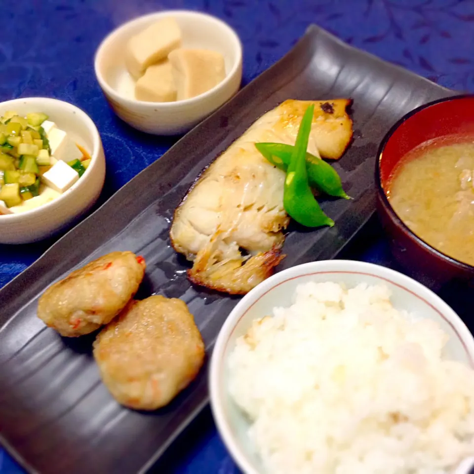 娘たちのおゆはん 鱈、レンコン餅、やっこ、高野豆腐、お味噌汁|yukoさん