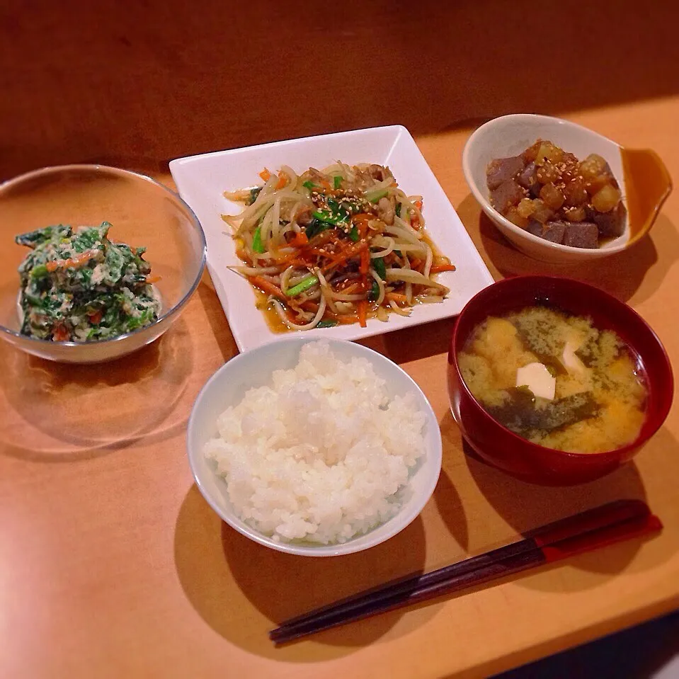 豚肉とモヤシの中華炒め、ほうれん草の白和え、大根と蒟蒻のピリ辛煮、豆腐とワカメの味噌汁|はるさん